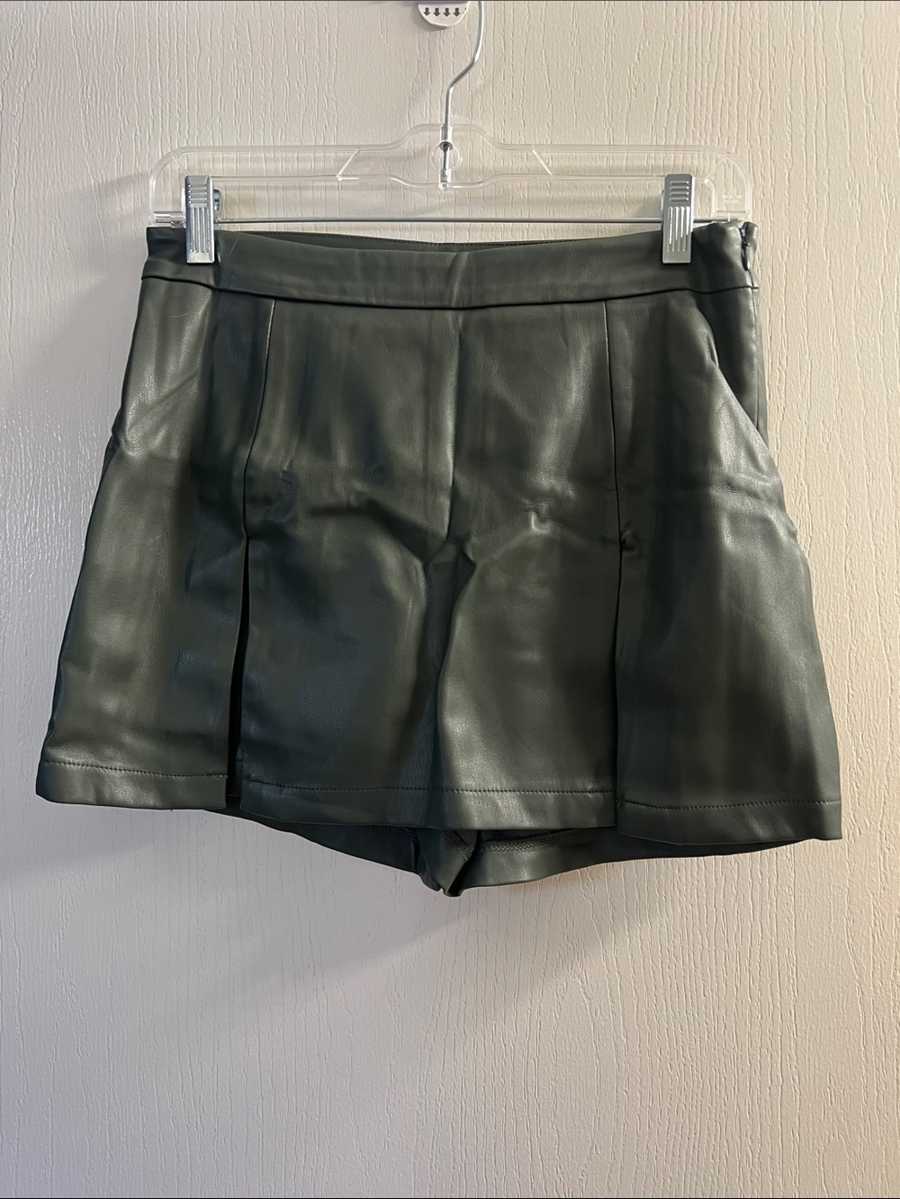 Faux Leather Pleated Women’s Shorts - Dark Green